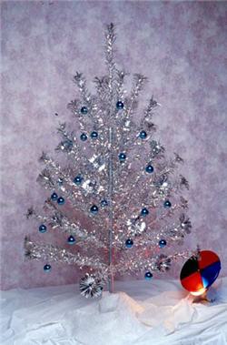 1970s SHINY CHRISTMAS TREE MADE OF CRUMPLED FOIL GREEN ON BLUE